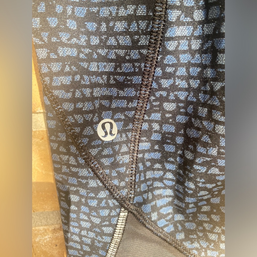Lululemon Deep Breath Cropped Leggings, Size 4 - Picture 10 of 13